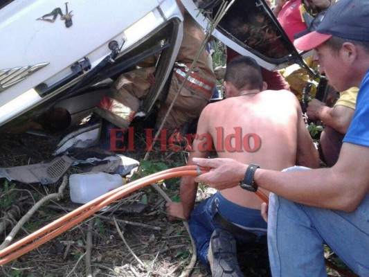 Cuatro personas atrapadas en un vehículo deja aparatoso accidente en El Roblito, Comayagua