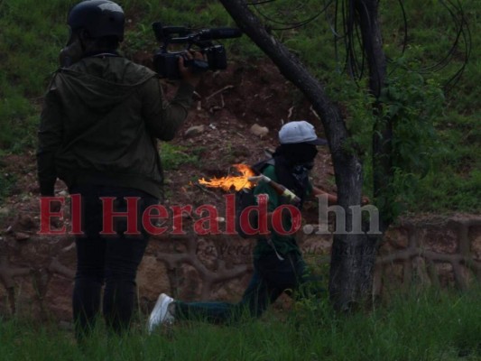 FOTOS: Gas lacrimógeno, piedras y fuego durante protestas en la capital de Honduras