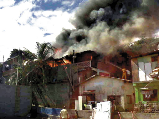Incendio deja en la calle a 12 familias en Roatán