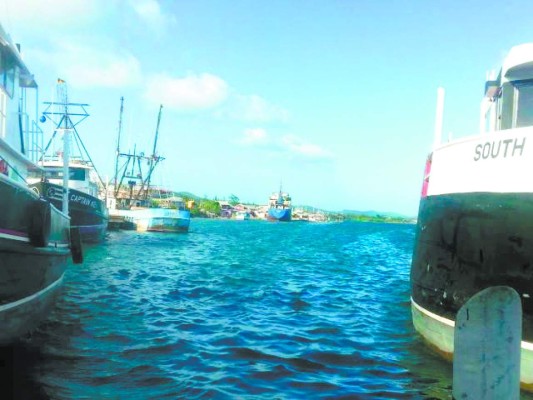 Se hunde embarcación en Roatán