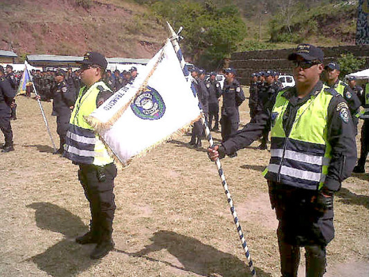 'Pepe' Lobo preside ceremonia de ascenso de 194 oficiales de la Policía Nacional