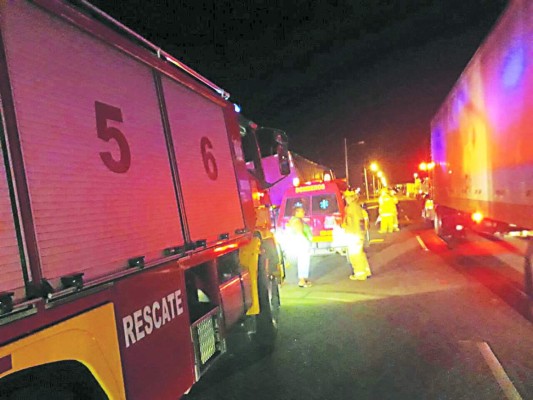 Dos hermanos mueren al chocar contra una rastra
