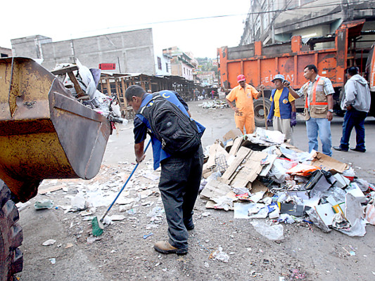 Barrenderos madrugan a recoger la basura de 2011