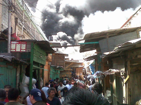 Voraz incendio arrasa con seis mercados de la capital de Honduras