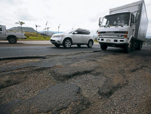 Capitalinos repudian lentitud del bacheo en el anillo periférico