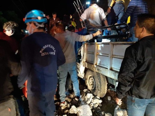 Las imágenes que dejó la caída de un muro sobre vehículos en Ecuador