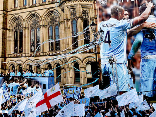 Manchester City celebra el título con el que sale de la sombra de United