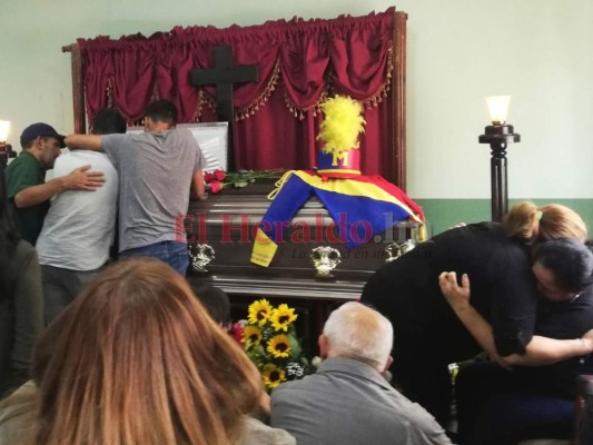 Consternación y llanto en sepelio de universitaria tiroteada en un bus