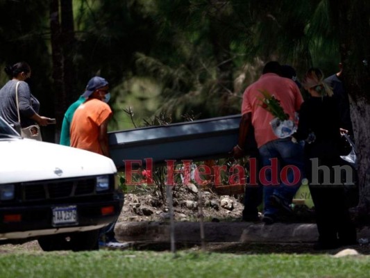 La triste escena de luto que deja el covid-19 en Honduras al rebasar las 5,000 muertes (FOTOS)
