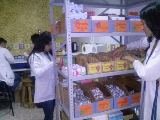 Julieta Castellanos inaugura farmacia en HE