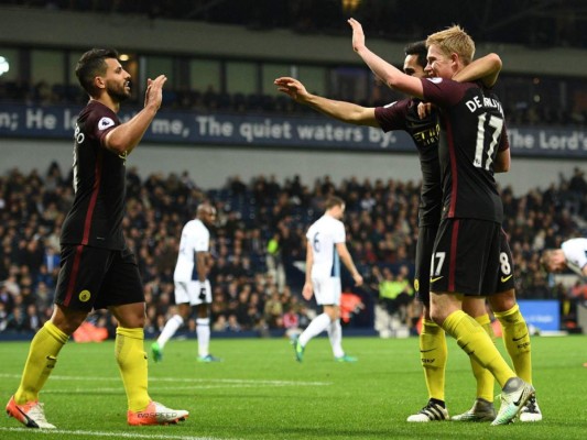 Mánchester City golea a West Bromwich con dobletes de Agüero y Gundogan