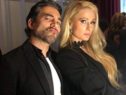 Omar Chaparro presume que Paris Hilton le pidió una fotografía juntos