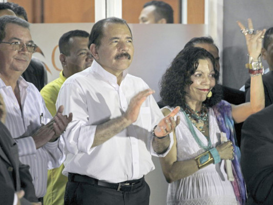 Ortega asume con poderes hegemónicos en presencia de presidente iraní