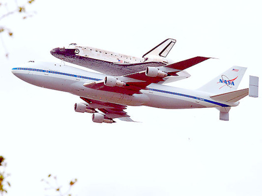 Transbordador Discovery en el último despegue, hacia el museo