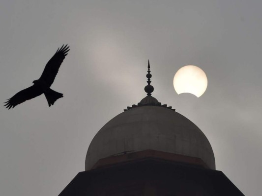 Las hermosas fotografías captadas durante el eclipse 'anillo de fuego'