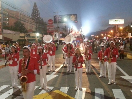 Hermoso desfile de carrosas en la capital hondureña