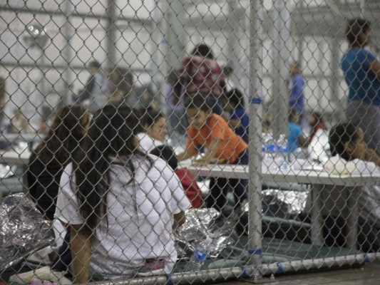 Gobierno de Estados Unidos prolonga detención de familias inmigrantes