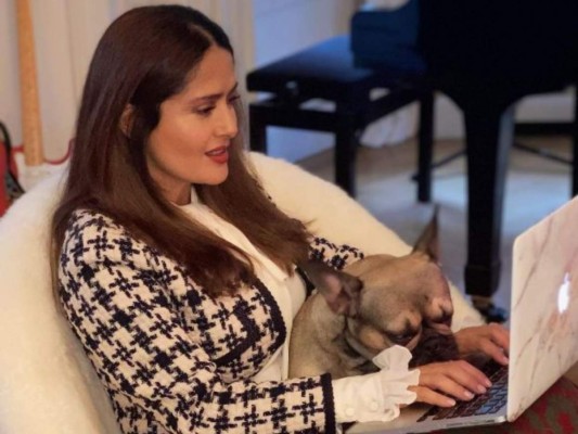 Salma Hayek despide 2020 en deslumbrantes trajes de baño y al natural