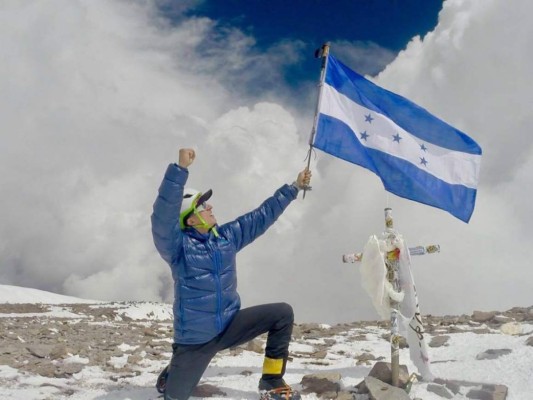 Una foto del hondureño Ronald Quintero en la cima de la montaña Aconcagua, en Argentina a 6962 msnm.
