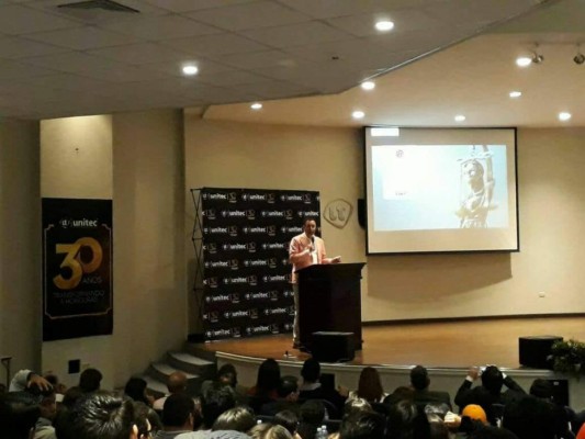 Luis Zelaya presentó su plan de gobierno a estudiantes de Unitec