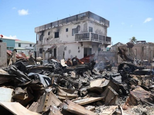 Entregan ayuda humanitaria tras pavoroso incendio en Guanaja