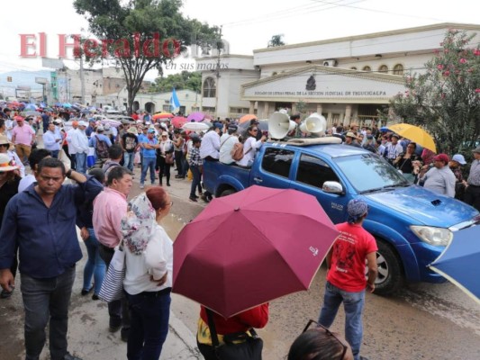 FOTOS: Las masivas protestas convocadas por médicos y maestros pese a la derogación de los PCM