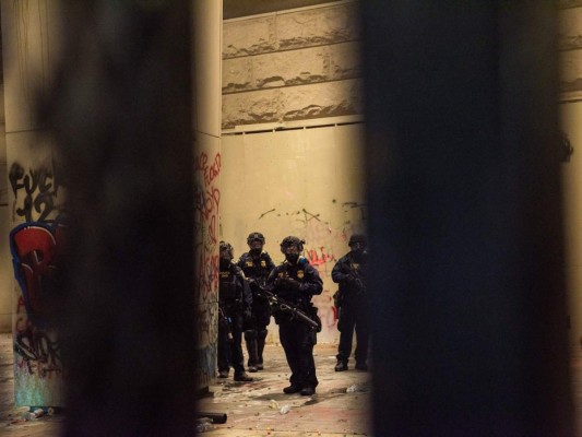FOTOS: Manifestantes y policías se enfrentan nuevamente en Portland, EEUU