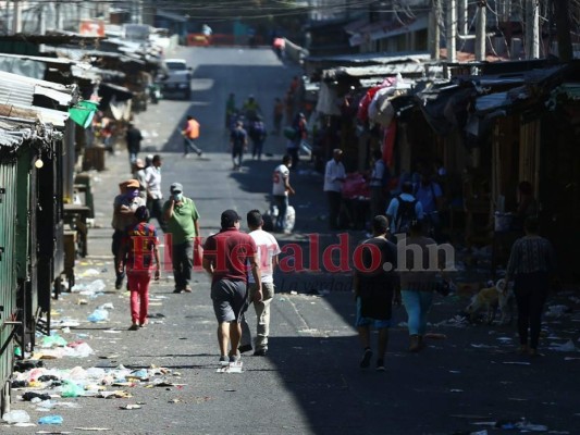 FOTOS: Limpian desolada capital mientras nadie circula por el Covid-19