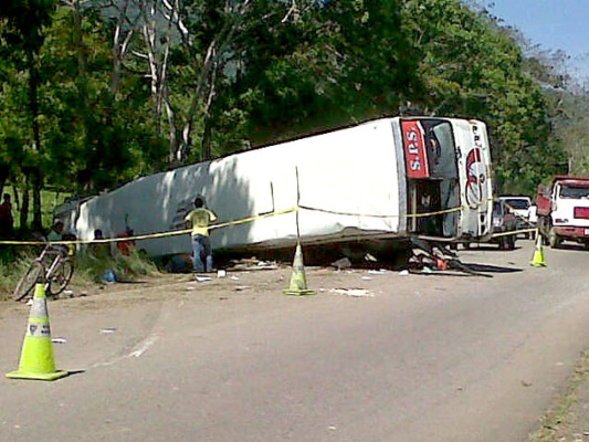 A cuatro ascienden los muertos por volcamiento de autobús en el norte de Honduras