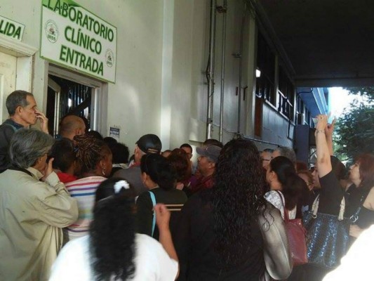 Caos en acceso a ventanillas de citas del IHSS La Granja