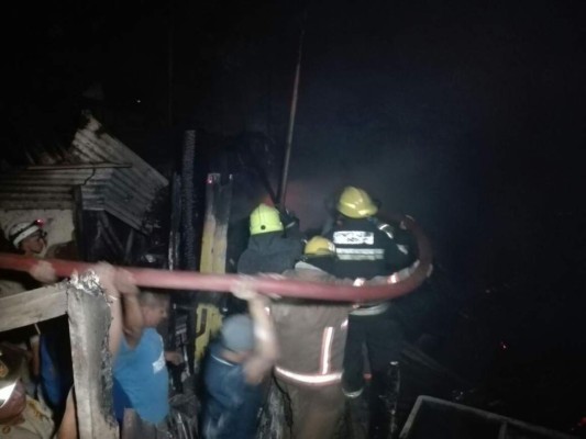 Nueve familias quedan en la calle tras voraz incendio que consumió sus casas