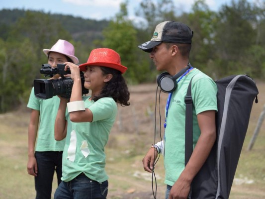 Niños de Lempira juegan a hacer cine