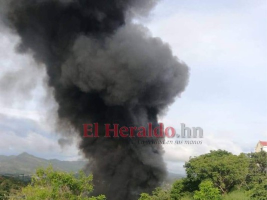 FOTOS: Así se ve pavoroso incendio tras fatal accidente de rastra en carretera al sur