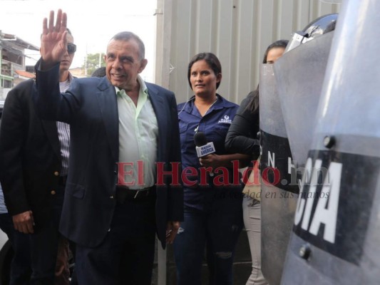 FOTOS: Así llegó Pepe Lobo al Tribunal para oír pena contra Rosa Elena