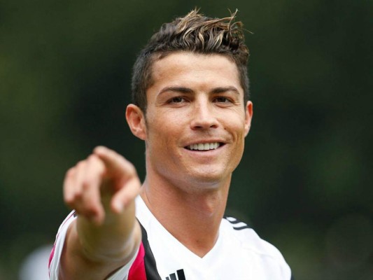 Cristiano Ronaldo le tironea micrófono a periodista tras entreno en Valdedebas