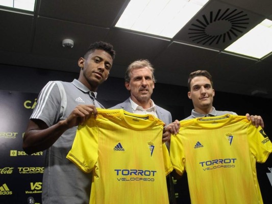 Imágenes de la presentación del Choco Lozano en el Cádiz de España