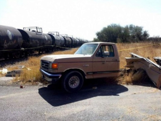 Camioneta y tren chocan en México y deja cinco personas muertas