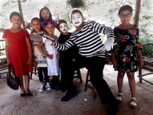 Carlos Varela, un maestro que comparte su arte e ingenio en Valle de Ángeles