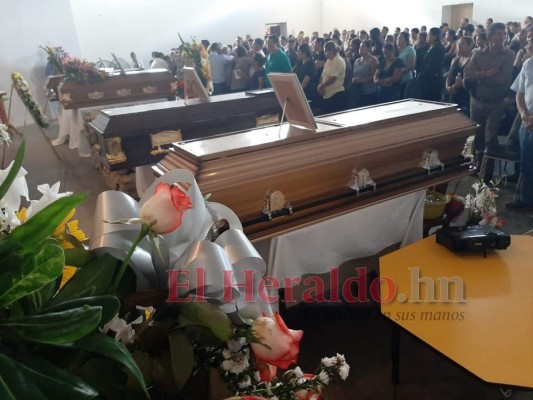 FOTOS: Doloroso sepelio de familia que murió en tragedia en la CA-5
