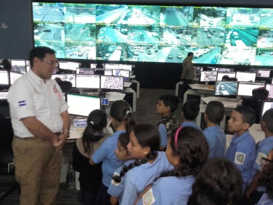 Concientizan a escolares sobre correcto uso del Sistema de Emergencias 911