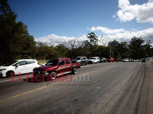 Ola de contagios: Abarrotados los puntos de vacunación y triajes en la capital (FOTOS)   