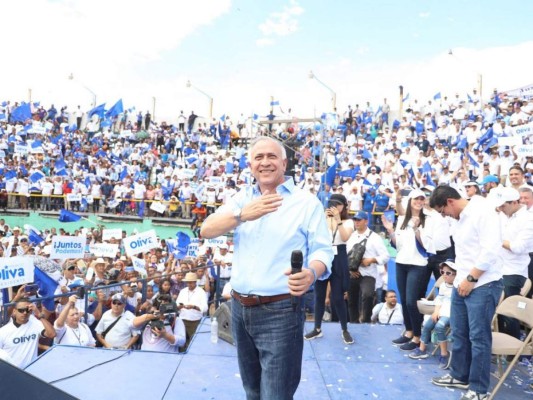 Mauricio Oliva lanzó su precandidatura a la presidencia de Honduras el mismo día de su cumpleaños.