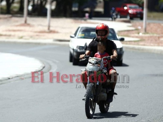 FOTOS: Un paso en falso de sus padres podría cobrar la vida de estos niños en 'cruces de la muerte' de la capital