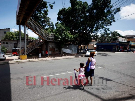 FOTOS: Un paso en falso de sus padres podría cobrar la vida de estos niños en 'cruces de la muerte' de la capital