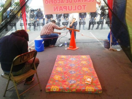 Policías impiden a huelguistas acceso a Casa Presidencial