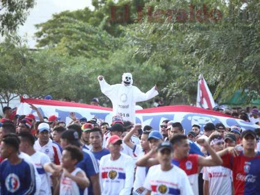 La Ultra Fiel llega al Olímpico y se burla de Motagua con 'el fantasma de la Liga Concacaf'