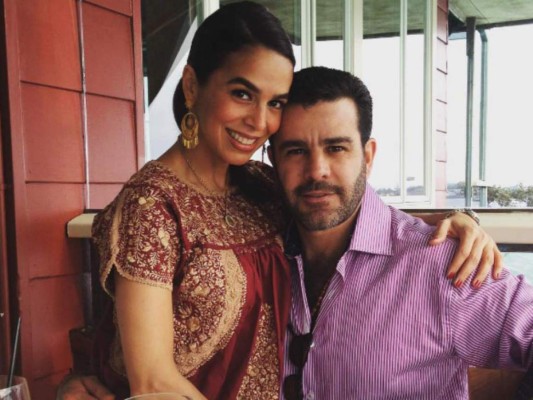 Bibi Gaytán se pone romántica al compartir fotos de su boda con Eduardo Capetillo