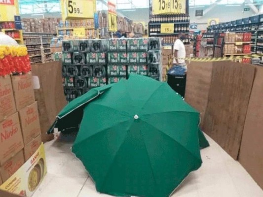 Muere hombre en supermercado en Brasil, cubren el cadáver y tienda sigue abierta  