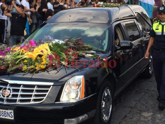 Guatemaltecos dan su adiós póstumo al expresidente Alvaro Arzú