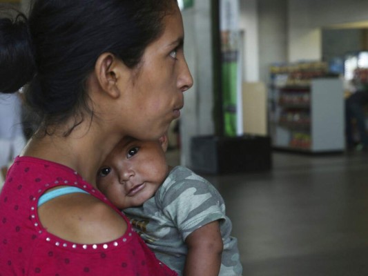FOTOS: Migrantes con niños en brazos sin saber qué hacer tras retornar a México